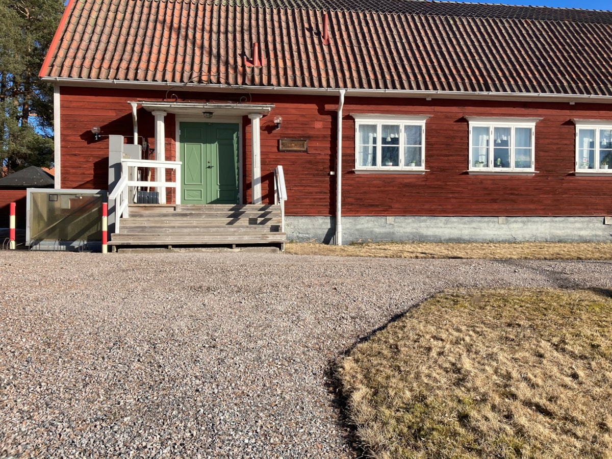 Hillegårdens röda fasad och gröna entrédörr